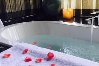 成都郫都水疗池中的失重冥想：当身体学会漂浮